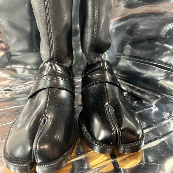 🚨3 DAY SALE 25% OFF‼️
Brand NEW Maison Margiela Tabi Boots - Black - Picture 10 of 13